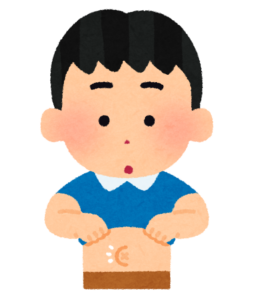 服をめくってでべそを見せる男の子