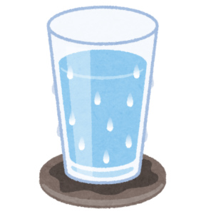 水の入ったコップ