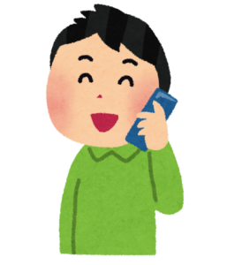 携帯電話で楽しそうに話す男性