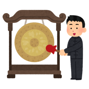 銅鑼を鳴らす中国服の男性のイラスト