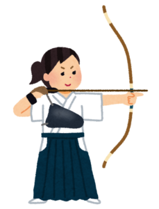 弓道で弓を引く女性