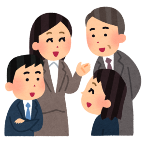 立ち話で会話を楽しむ会社員たち