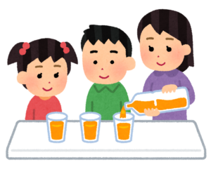 子どもたちのコップにジュースを注いで分ける女性のイラスト